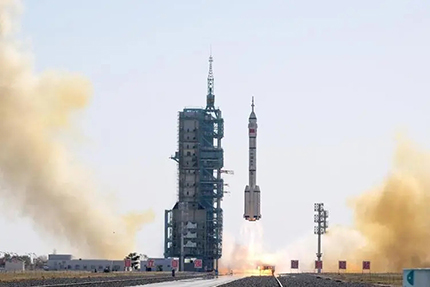 神舟十七號(hào)載人飛船于2023年10月26日11時(shí)13分從酒泉衛(wèi)星發(fā)射中心成功升空。這一重大事件標(biāo)志著我們中國航天事業(yè)邁向了新的里程碑，再次向全世界展示了中國在航天領(lǐng)域的強(qiáng)大實(shí)力和卓越能力。